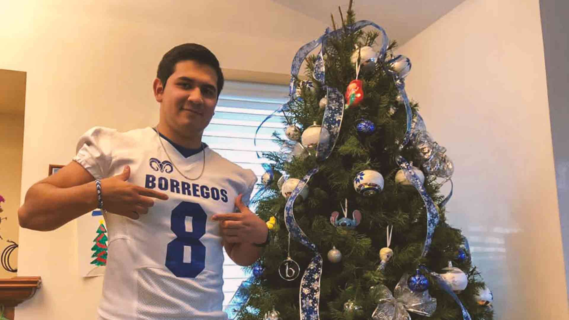 Alumno del Tec campus Toluca con su árbol de Navidad