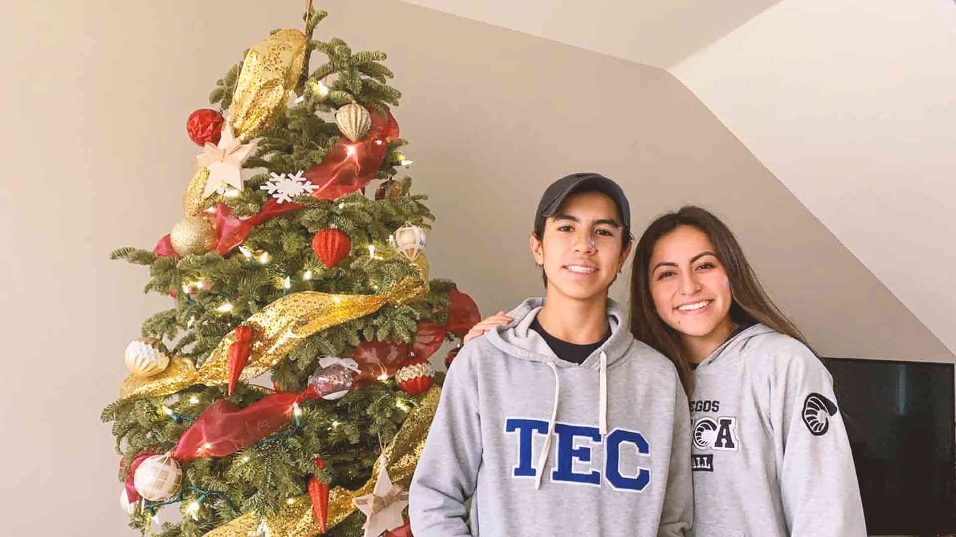 Alumna y alumno del Tec campus Toluca con su árbol de Navidad