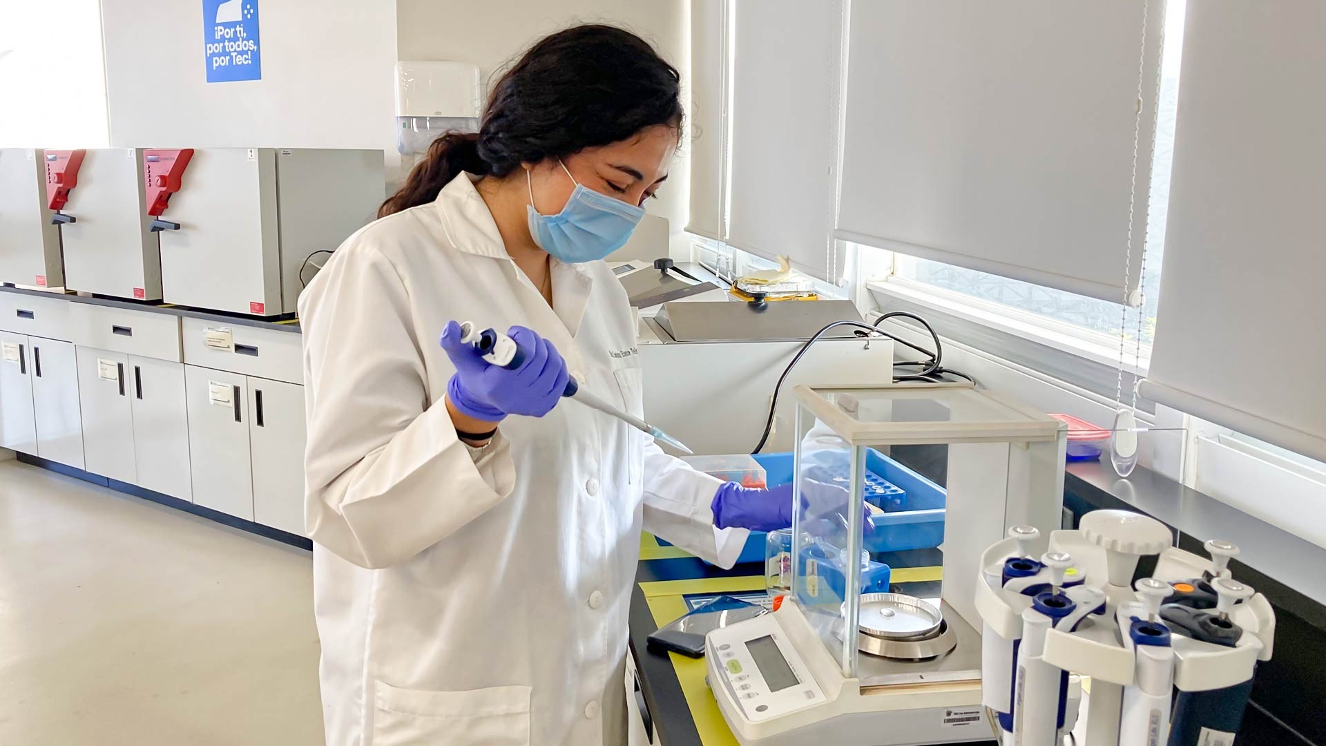 Jóvenes investigadores ya trabajan en sus proyectos en los laboratorios del Tec campus Estado de México, respetando las medidas de prevención como el uso de cubrebocas.