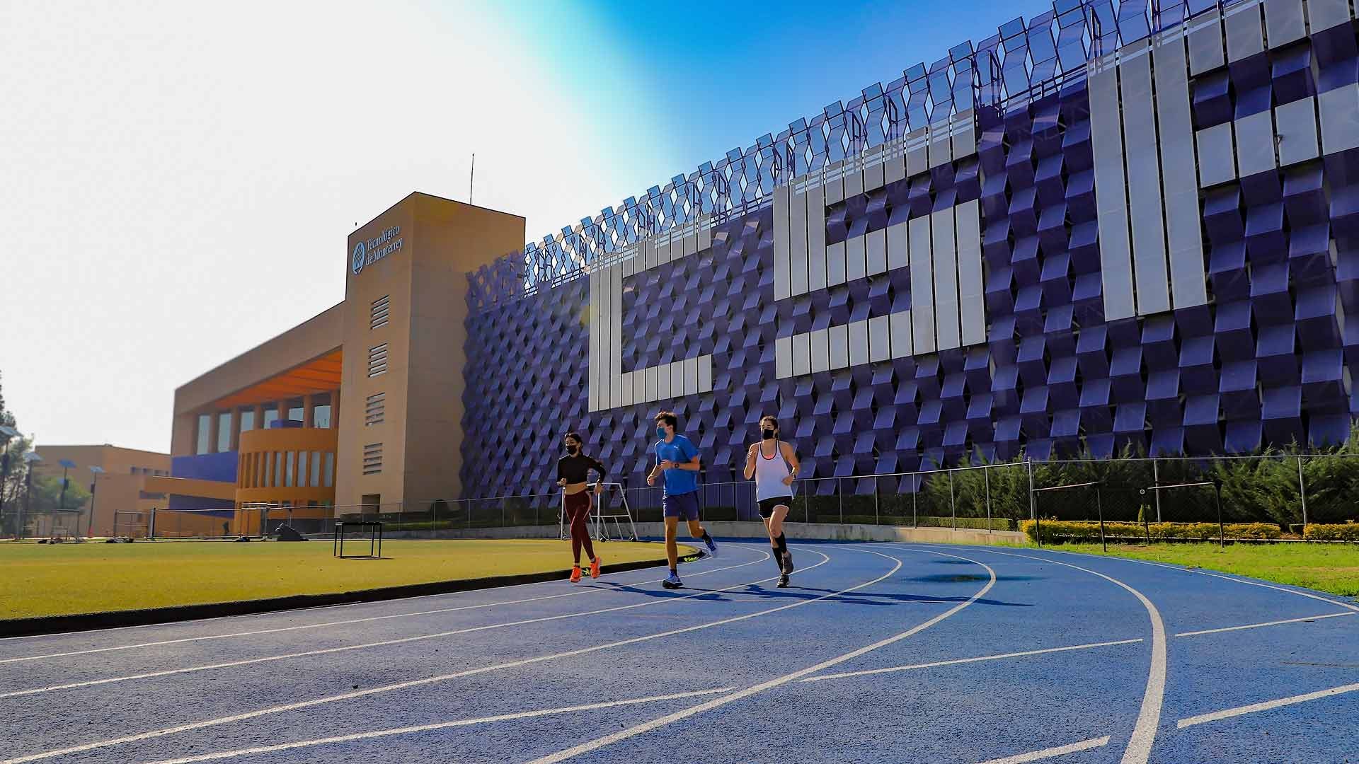 Incluso al hacer algunas actividades al aire libre, los deportistas del Tec campus Santa Fe mantienen la sana distancia.