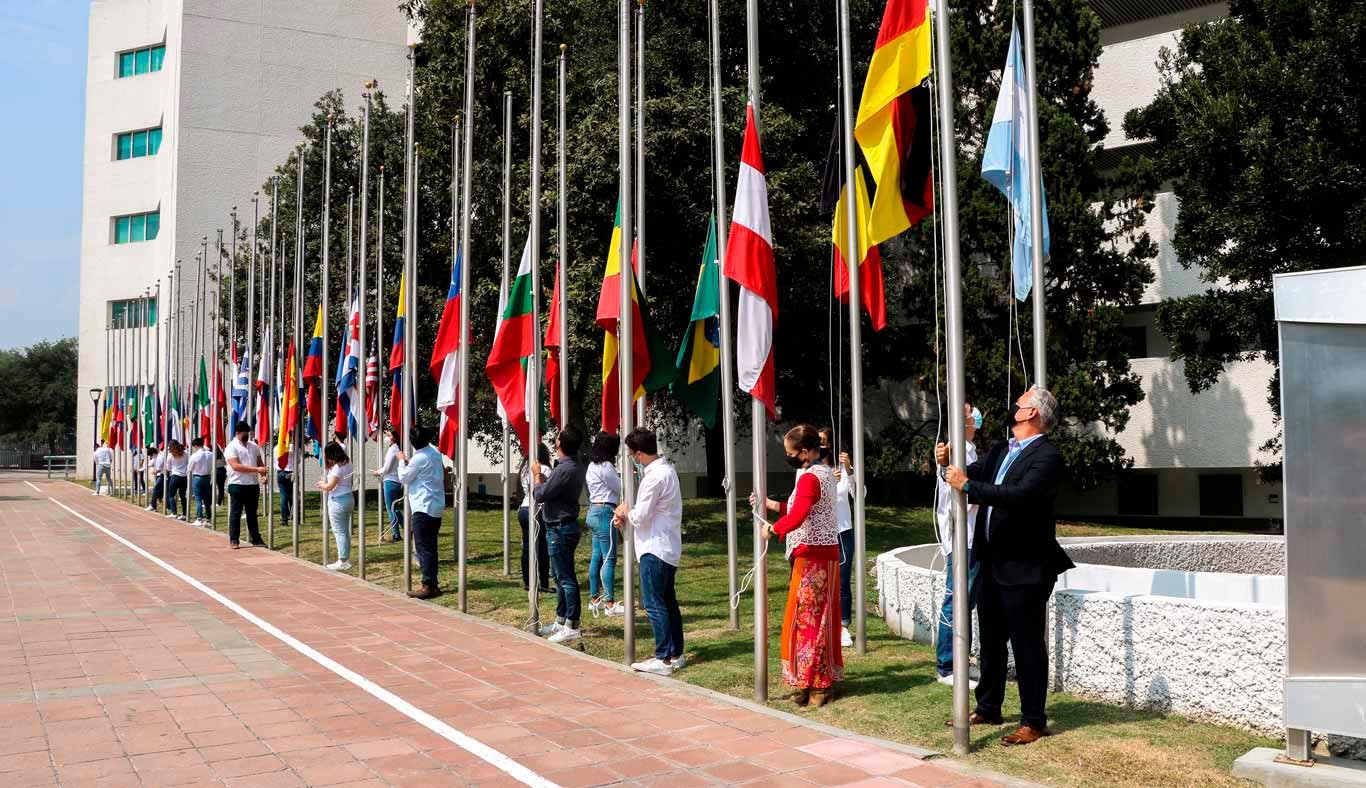 banderas-de-diversos-países-en-explanada-CIAP-reflejando-la-multiculturalidad-de-campus-monterrey-en-ceremonia-árbol-de-la-fraternidad-2021