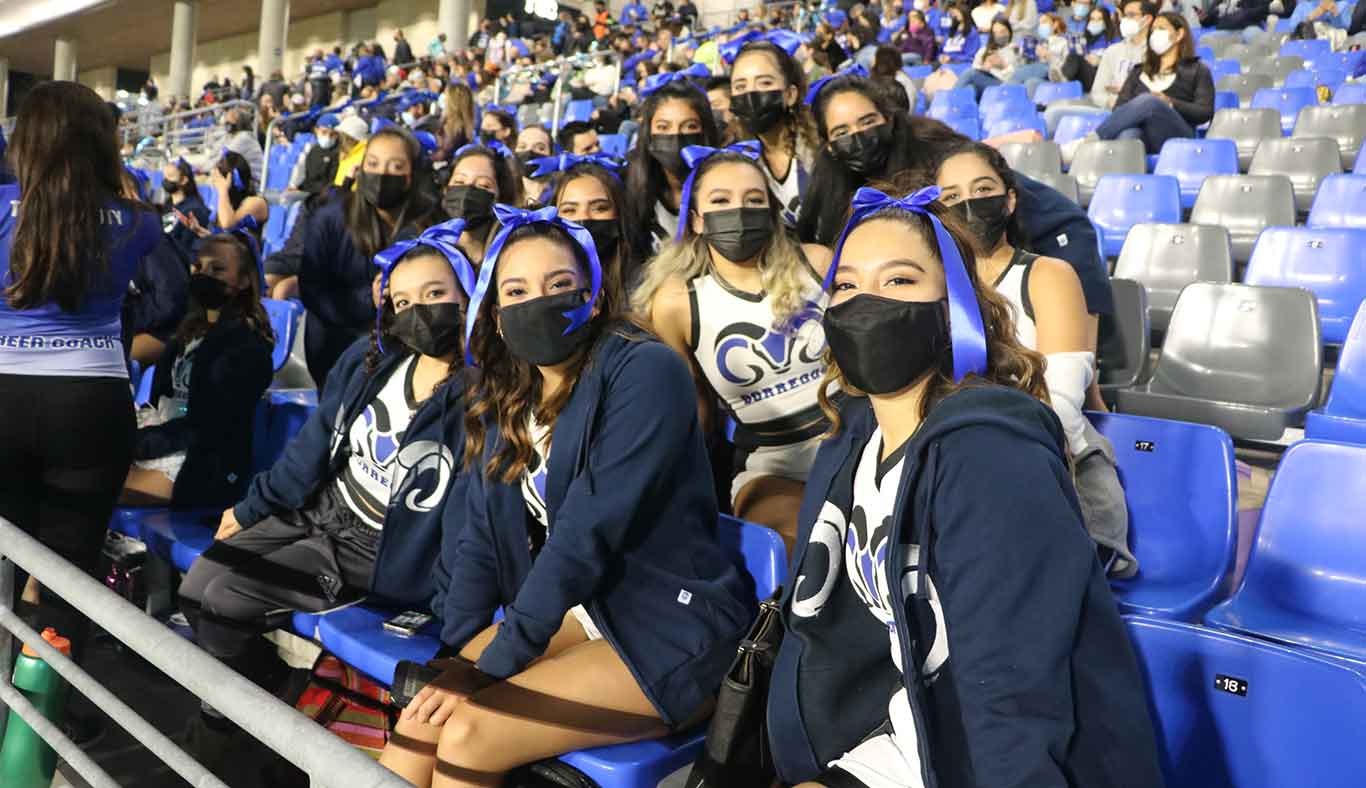 El equipo de cheers del campus Monterrey se alista para apoyar al equipo de casa
