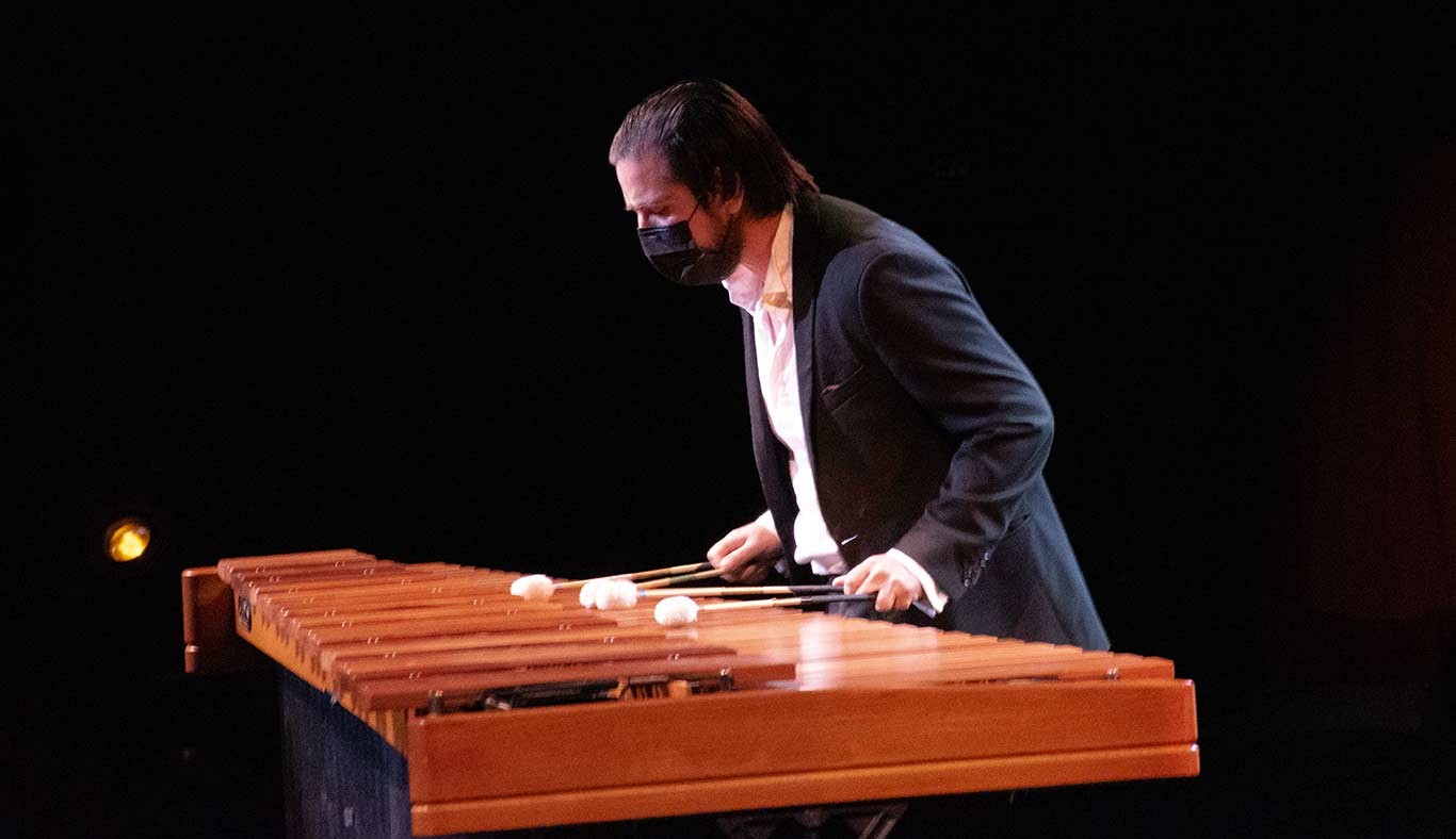 Eusebio Sánchez en su solo de Marimba