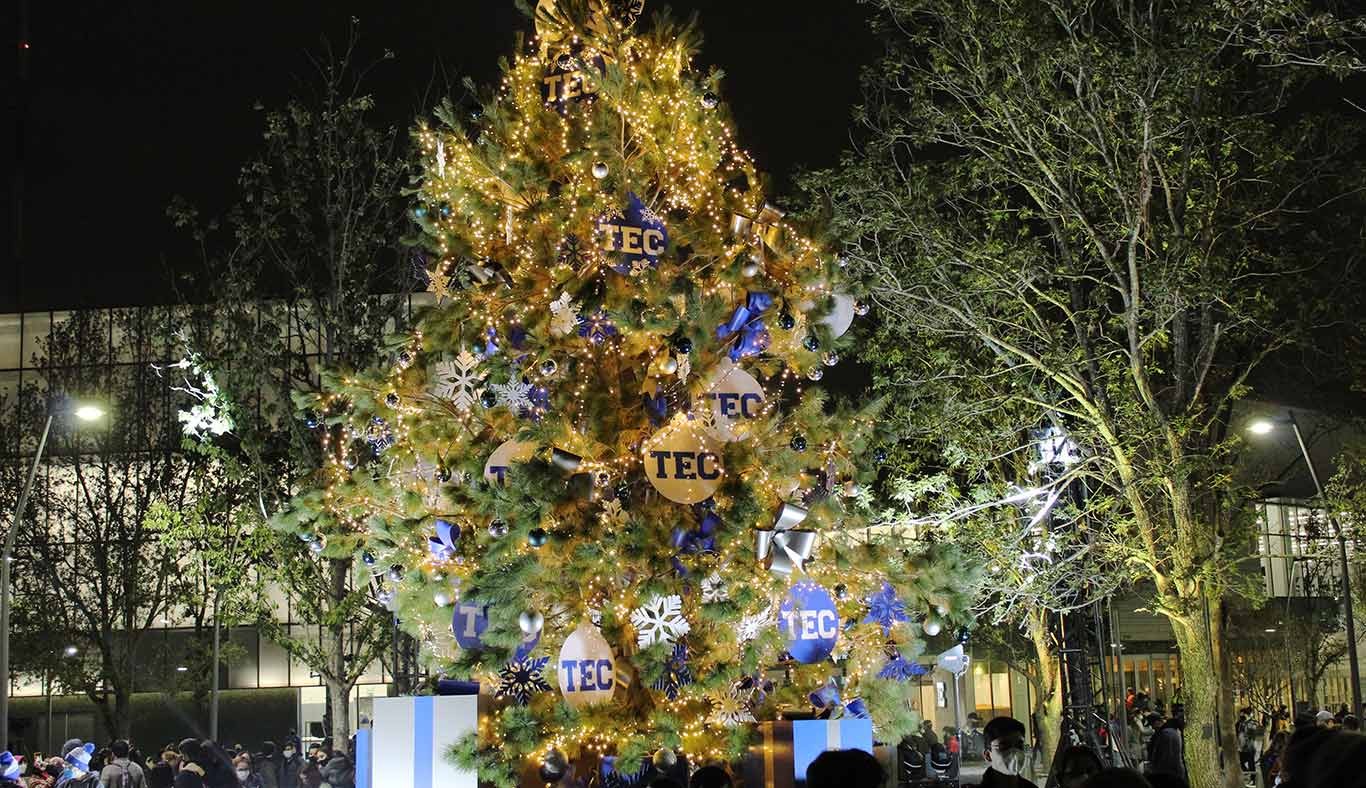 El pino fue decorado con esferas azul y blancas y ornamentos Tec.