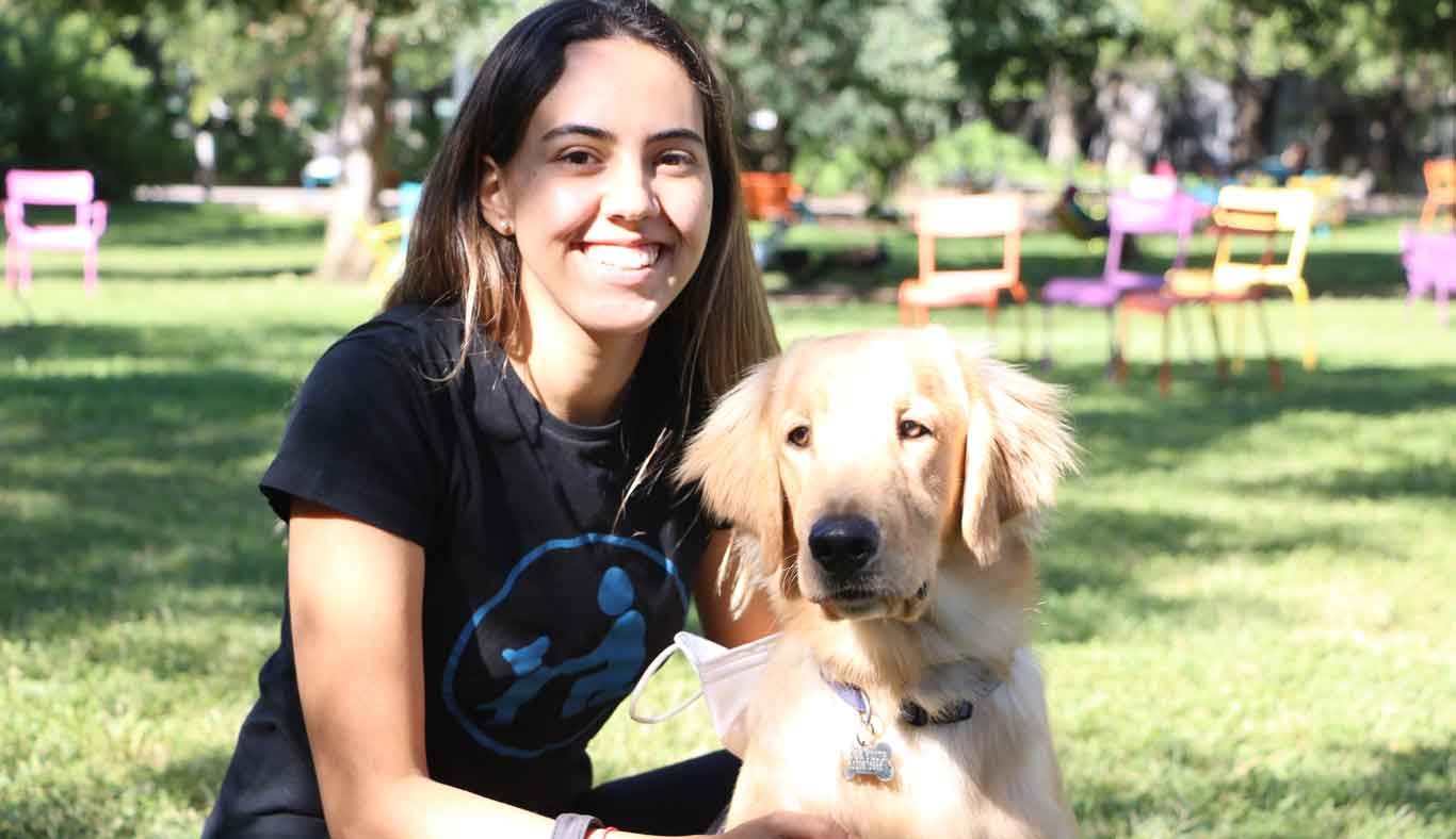 La alumna Noor Ayuv disfrutó la actividad junto a su perro “Bruno”.