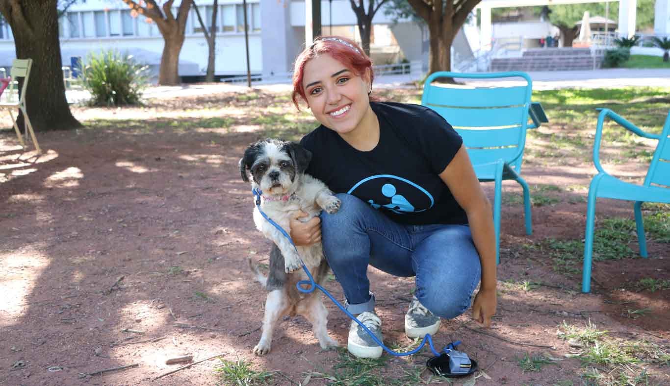 La estudiante Paola Araujo junto a su mascota “Pucca”.