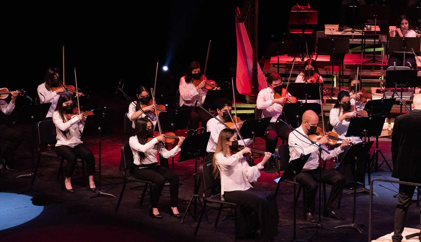 Violinistas de la Sinfónica Tec en "Corazón Latino"