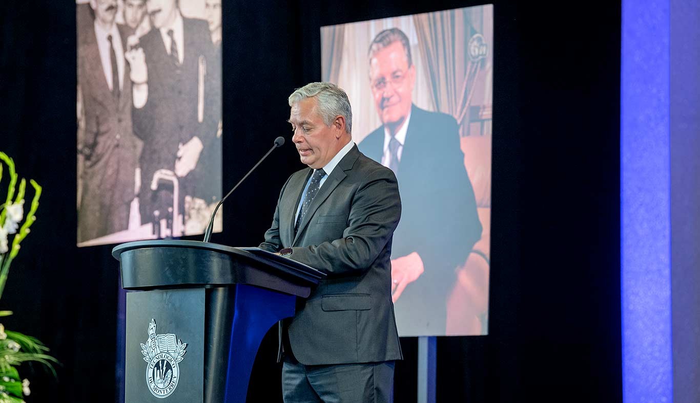 Mario Adrián Flores, vicepresidente Región Monterrey en homenaje a Ramón de la Peña.
