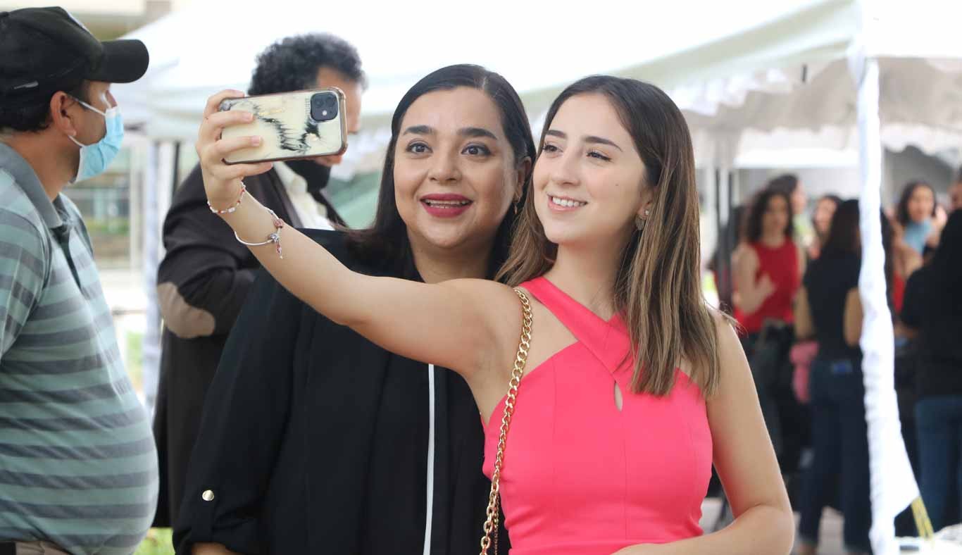 Selfies entre asistentes a la toma de fotogrfía de generación 