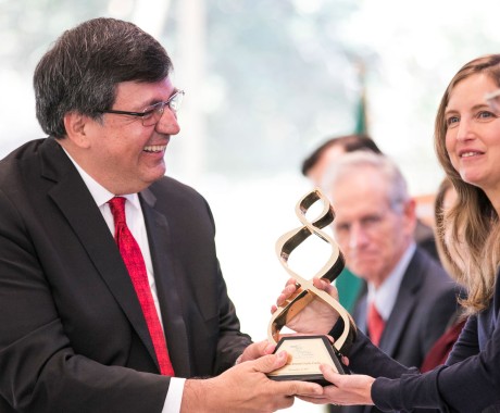 El doctor Carlos Coello resultó ganador de la categoría Científico y Tecnológico al Sentido Humano