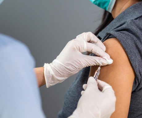 TecSalud iniciará fase de pruebas de vacuna alemana contra covid-19