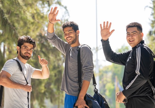 Alumnos saludando