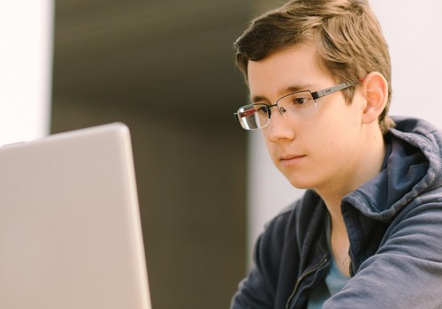 Alumno con Computadora