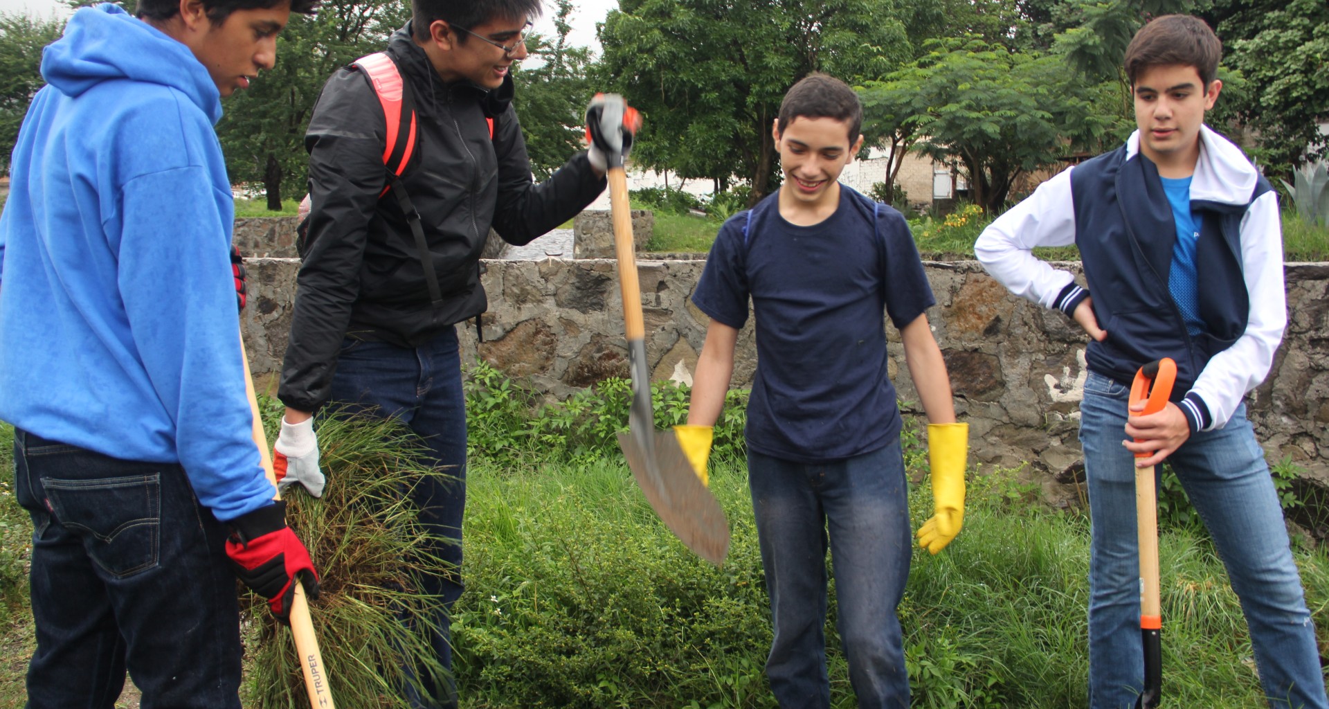 Los estudiantes de bachillerato apoyaron en la reforestación y habilitación de diversos espacios públicos.