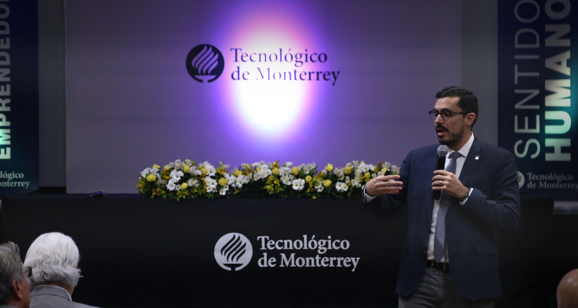 El Dr. Roberto Iniguez impartiendo conferencia
