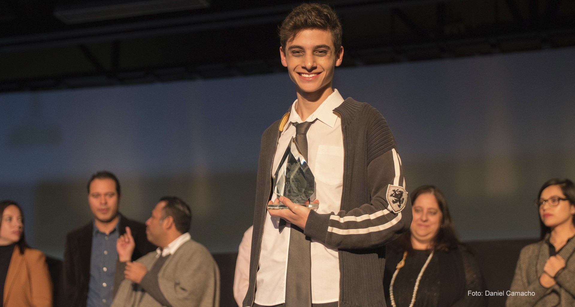 El alumno César Acosta recibió el premio al primer lugar en Monólogos.