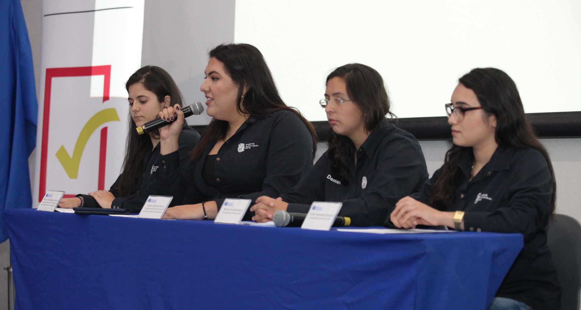 Las representantes del Comité Electoral de la Federación de Estudiantes y las coordinadoras del proyecto Decide 2018, en rueda de prensa informaron a los medios de comunicación sobre el panel a celebrarse el próximo 24 de abril en Querétaro.