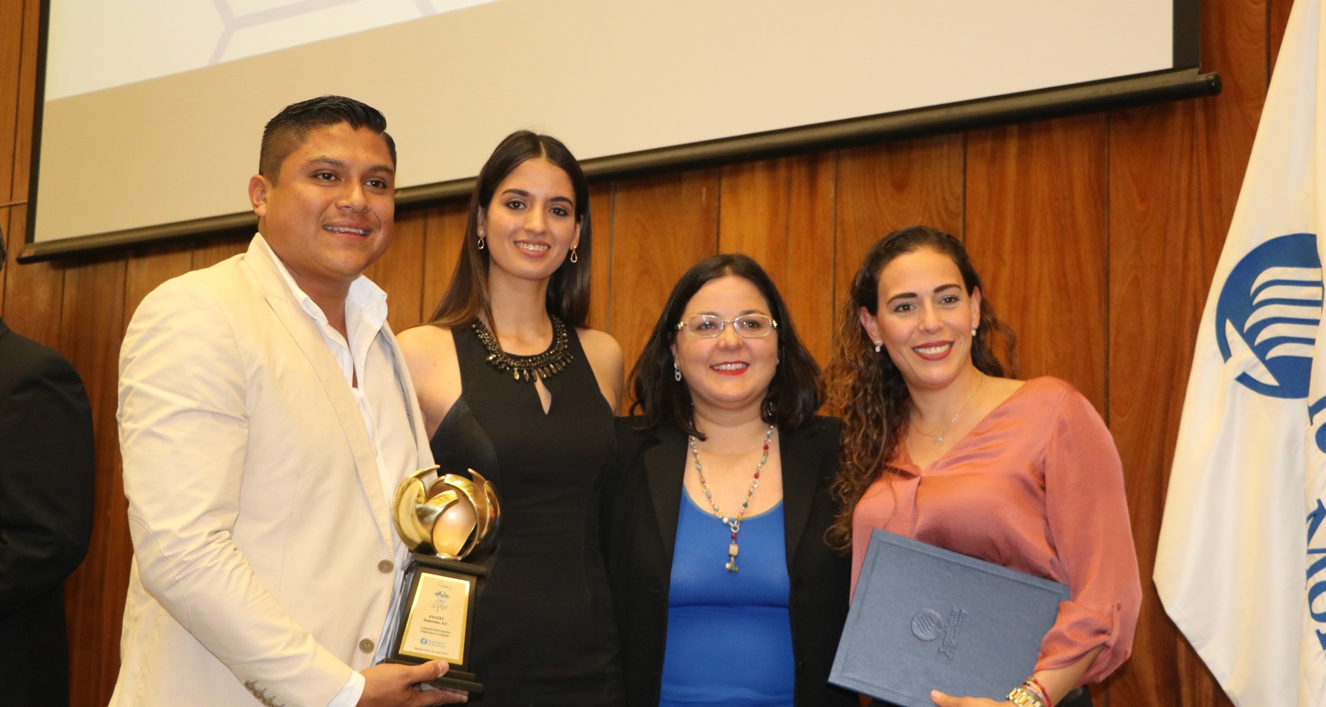 Integrantes de la Asociación EXATEC Saltillo con el Premio Alma Máter