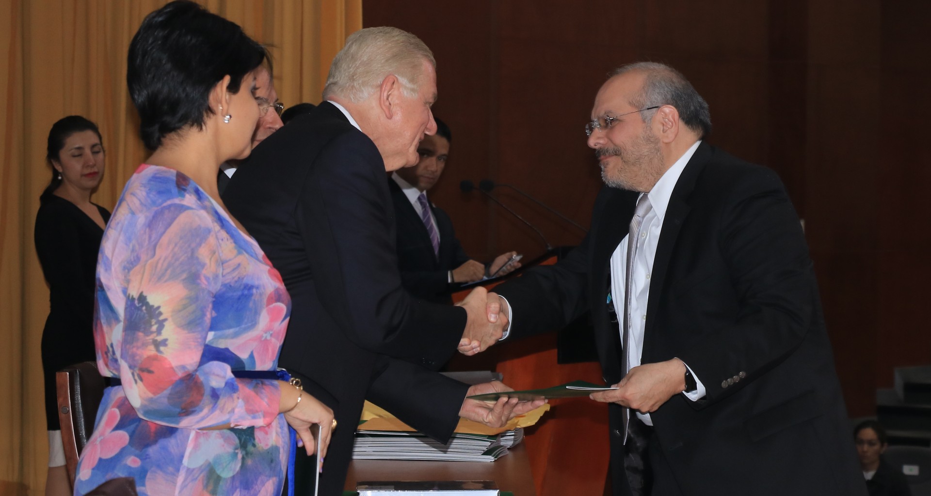 El Dr. Jorge Azpiri López, Director General del Hospital San José TecSalud recibe el reconocimiento.
