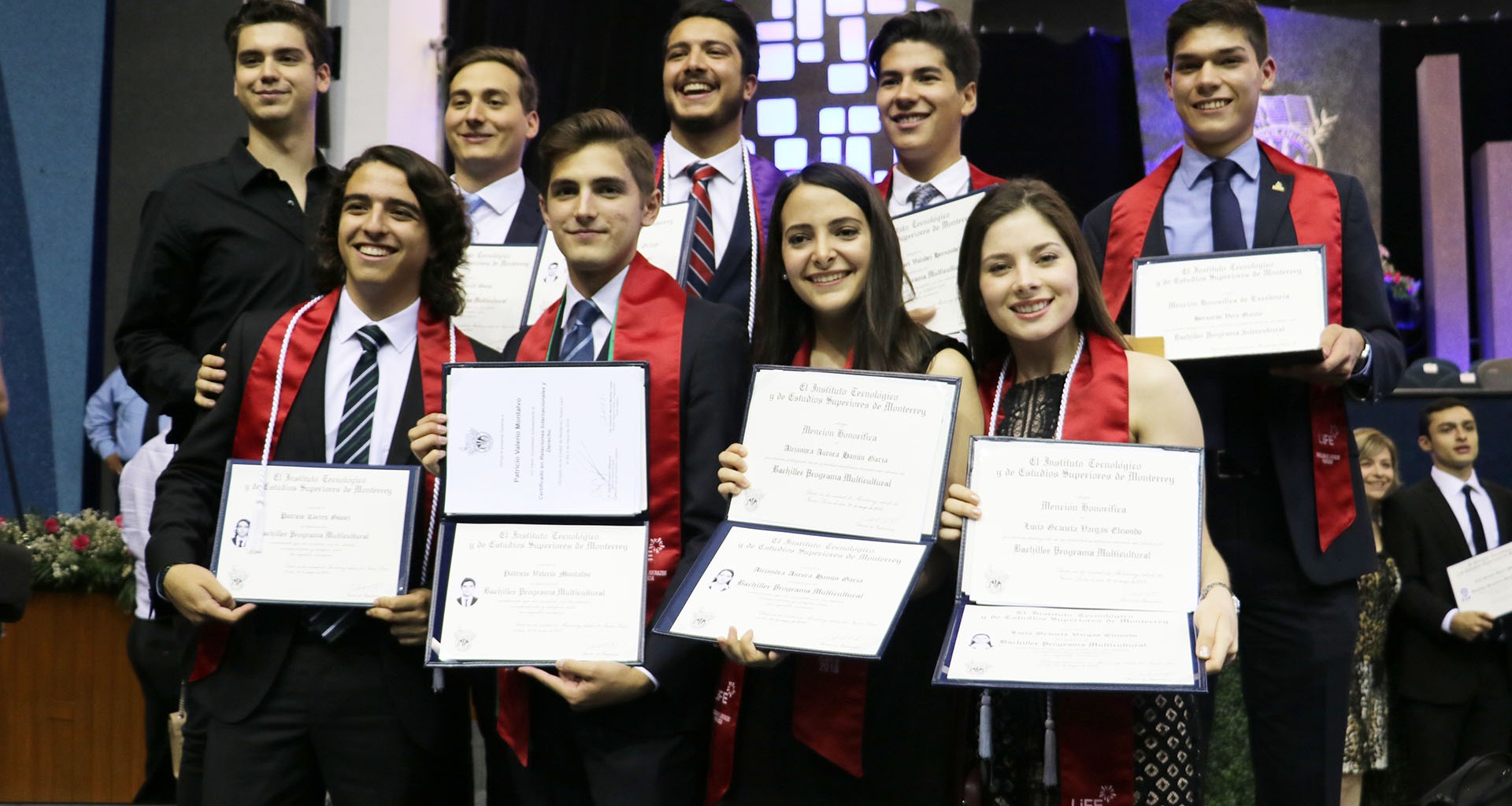 Alumnos de PrepaTec Santa Catarina en su graduación