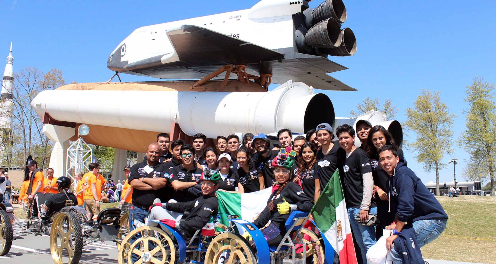 Equipo Fuerza México en competencia de la NASA