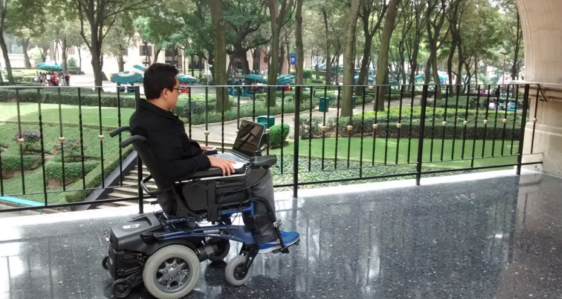Voluntario probando la silla de ruedas con IA de Mario Rojas