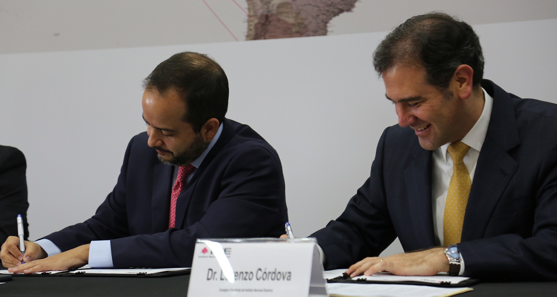 Lorenzo Córdova firmando el convenio con el TEC