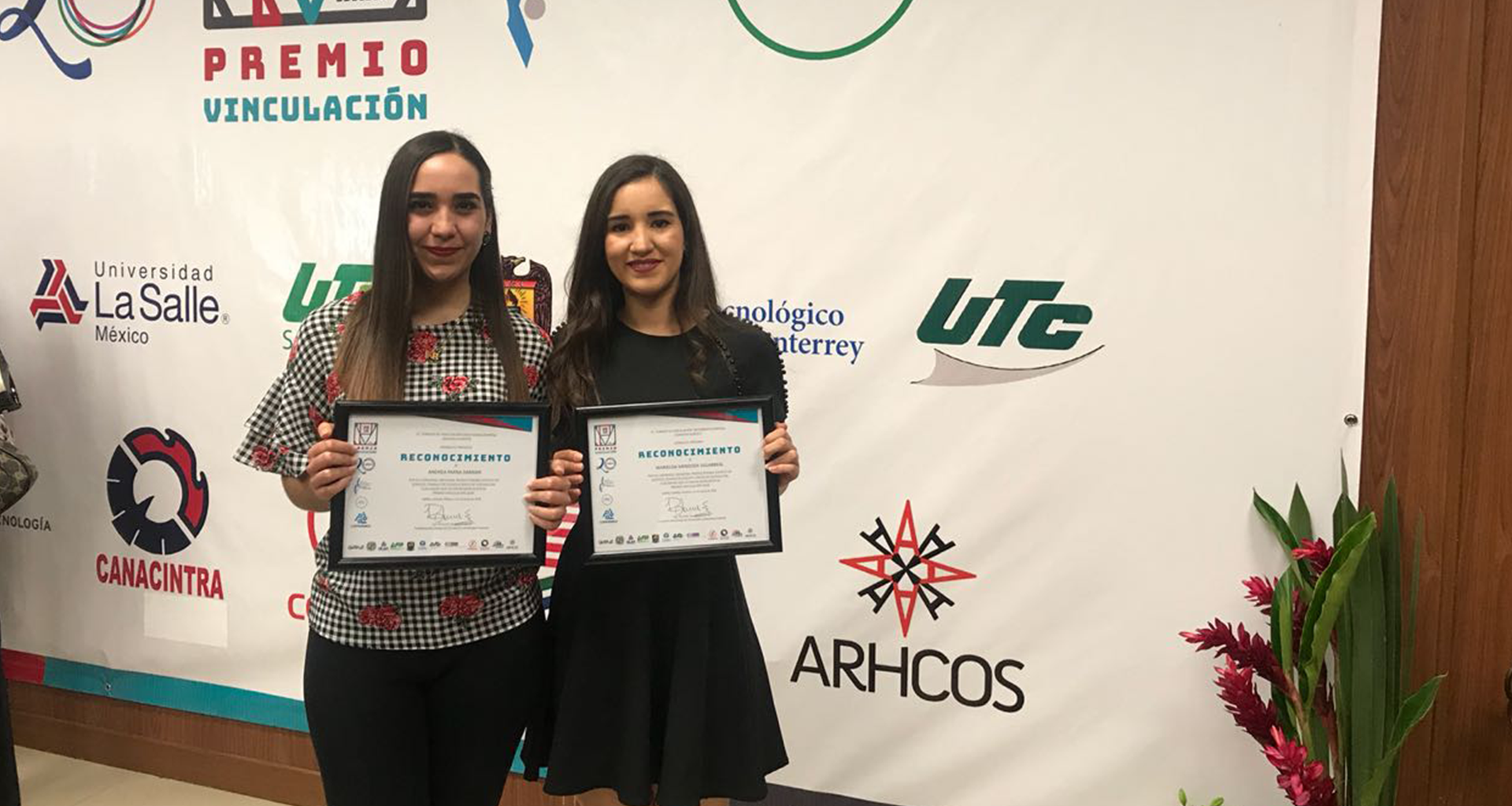 Andrea Parra y Marielisa Mendoza con su Premio Vinculación 2018