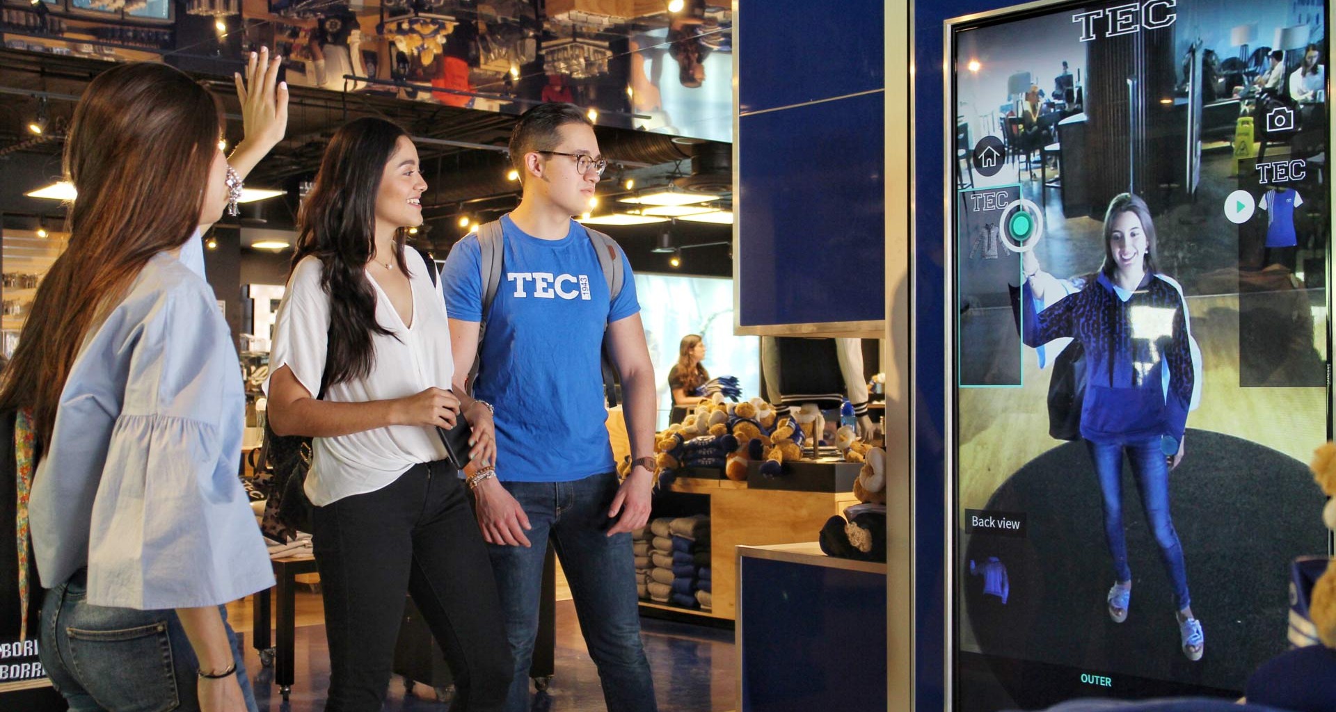 Revoluciona espejo virtual experiencia en Tec Store