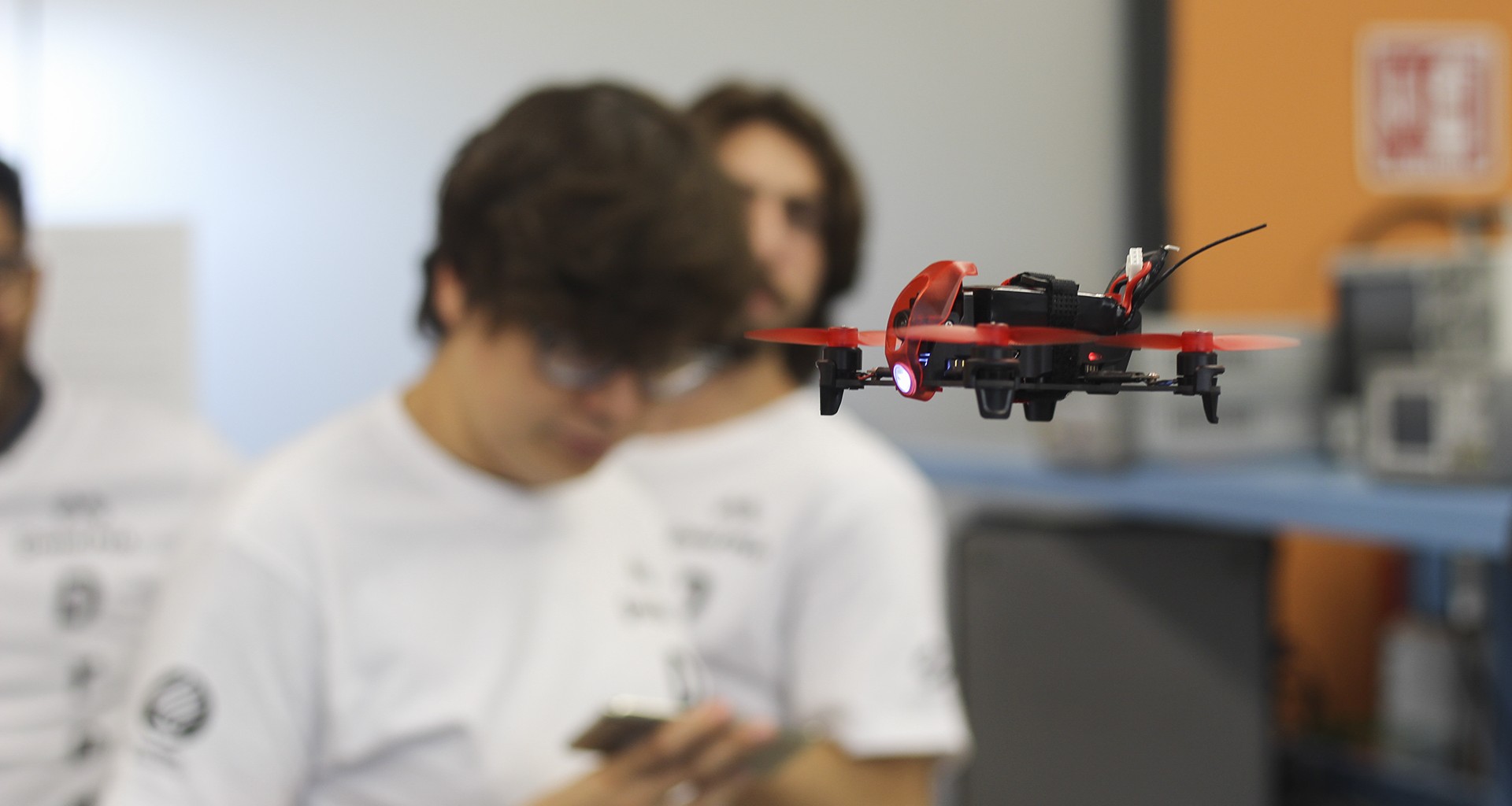 Alumnos usando dron