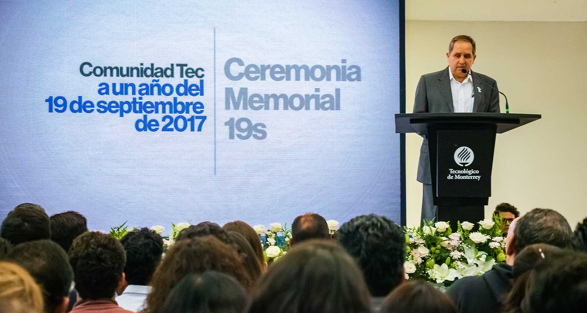 Salvador Alva, presidente del Tec, en la ceremonia memorial del 19 de septiembre
