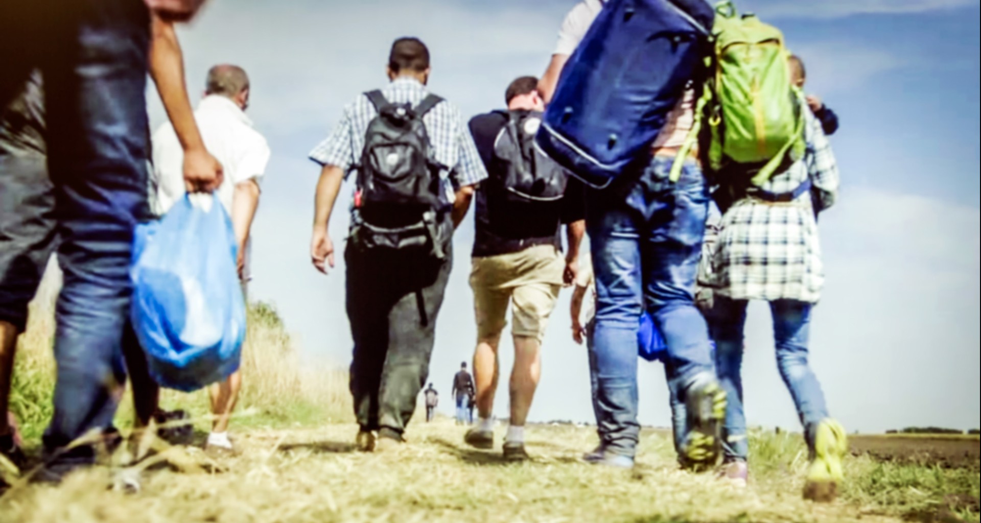 personas migrantes caminando 