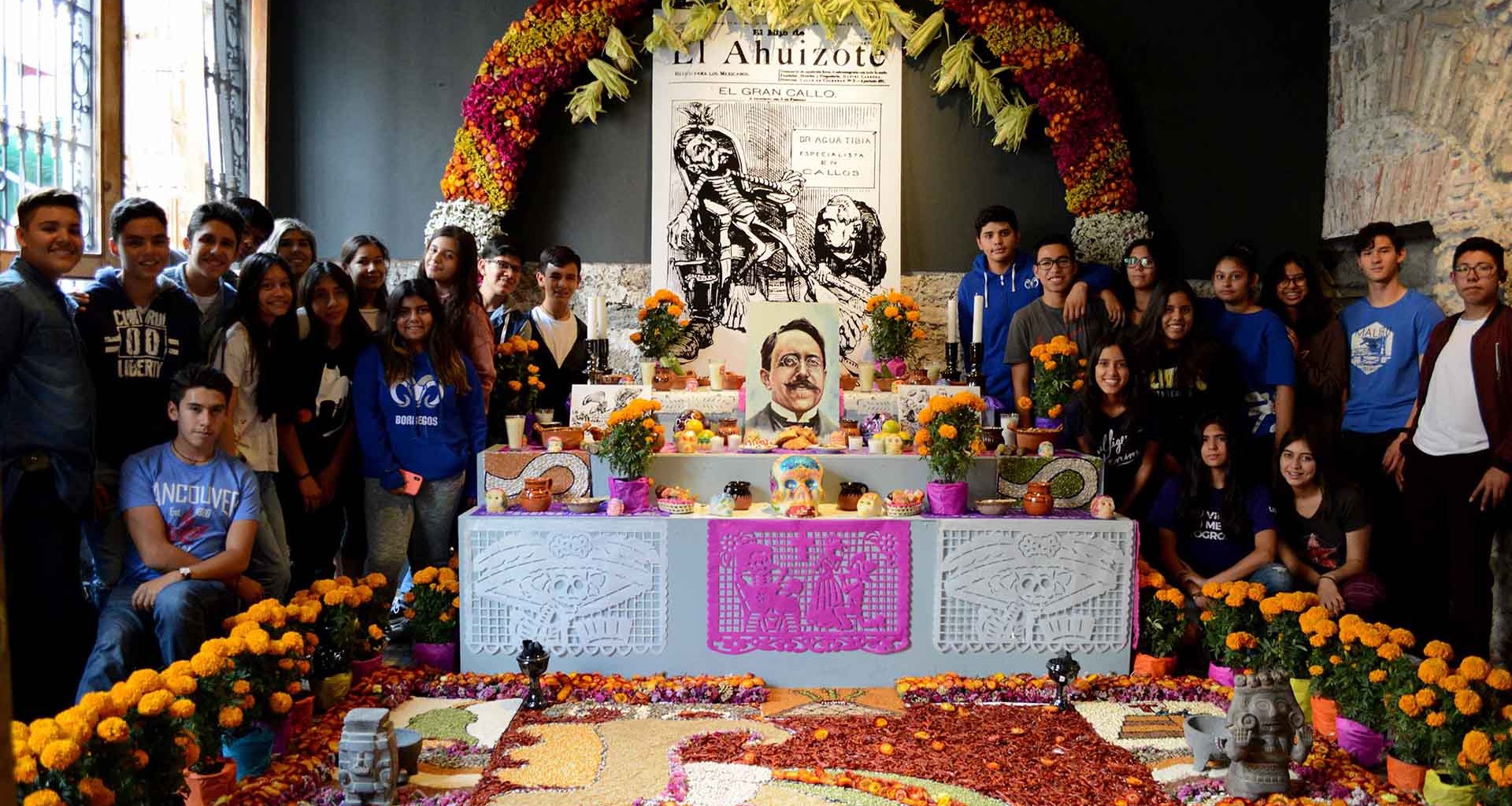 La ofrenda realizada por alumnos de PrepaTec Puebla forma parte del corredor de ofrendas de Puebla.