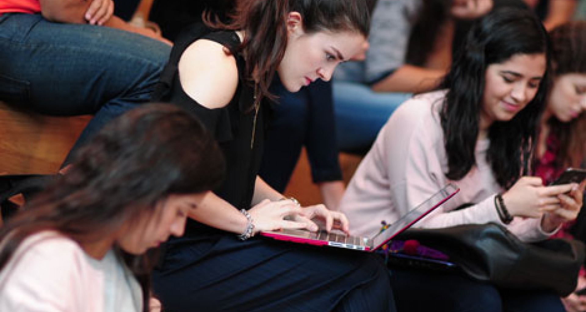 Alumnos realizando apuntes de la clase