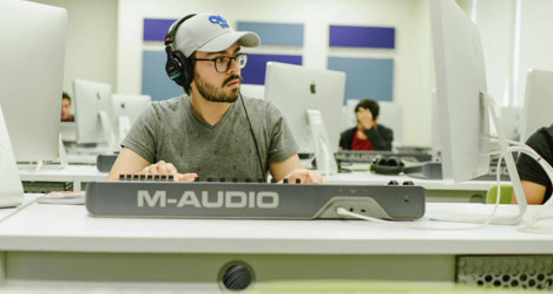 Alumno haciendo ediciones de audios