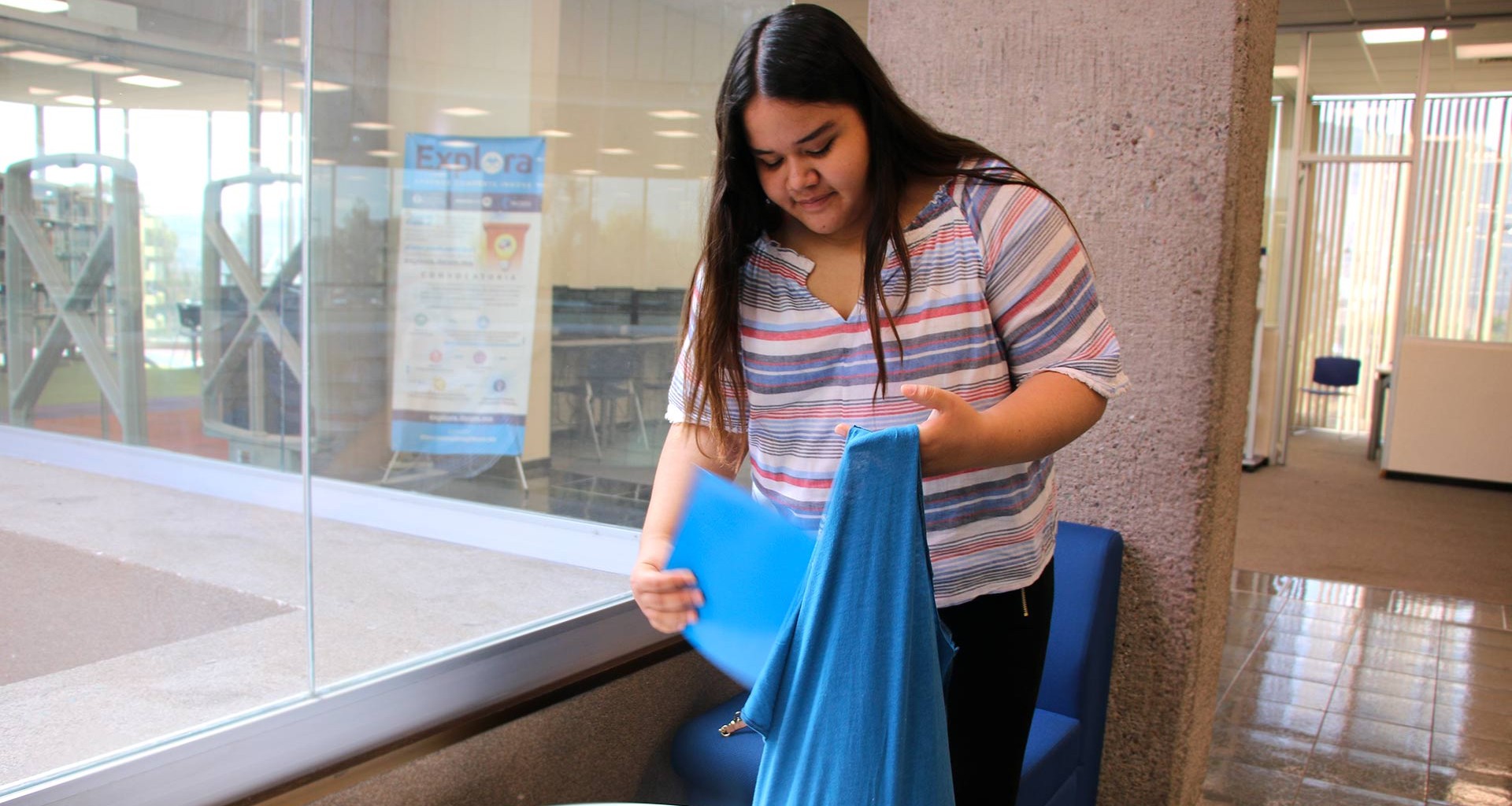Alumna de Prepa Tec Zacatecas prueba una bolsa de tela, hecha de ropa reciclada; esta bolsa pretende sustituir a las dañinas bolsas de plástico.