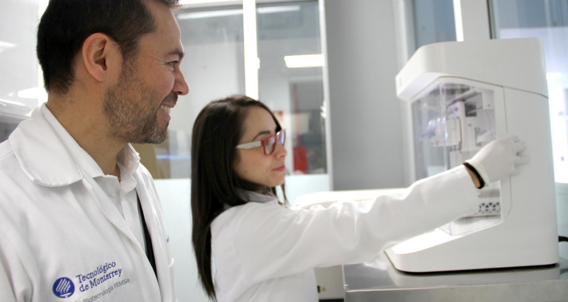 Amor en el laboratorio: son pareja y comparten pasión por la ciencia