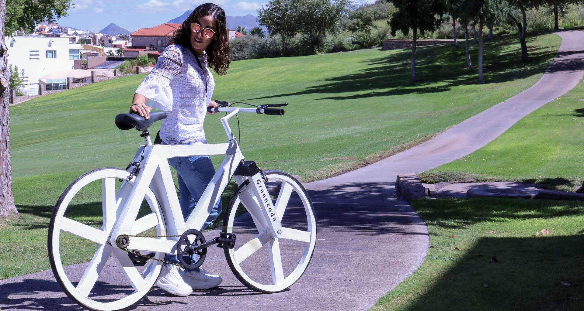 Egresado del Tec de Monterrey creó bicicleta con papel reciclado