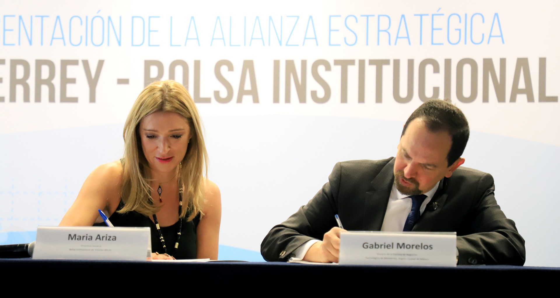 Gabriel Morelos y María Ariza firman convenio