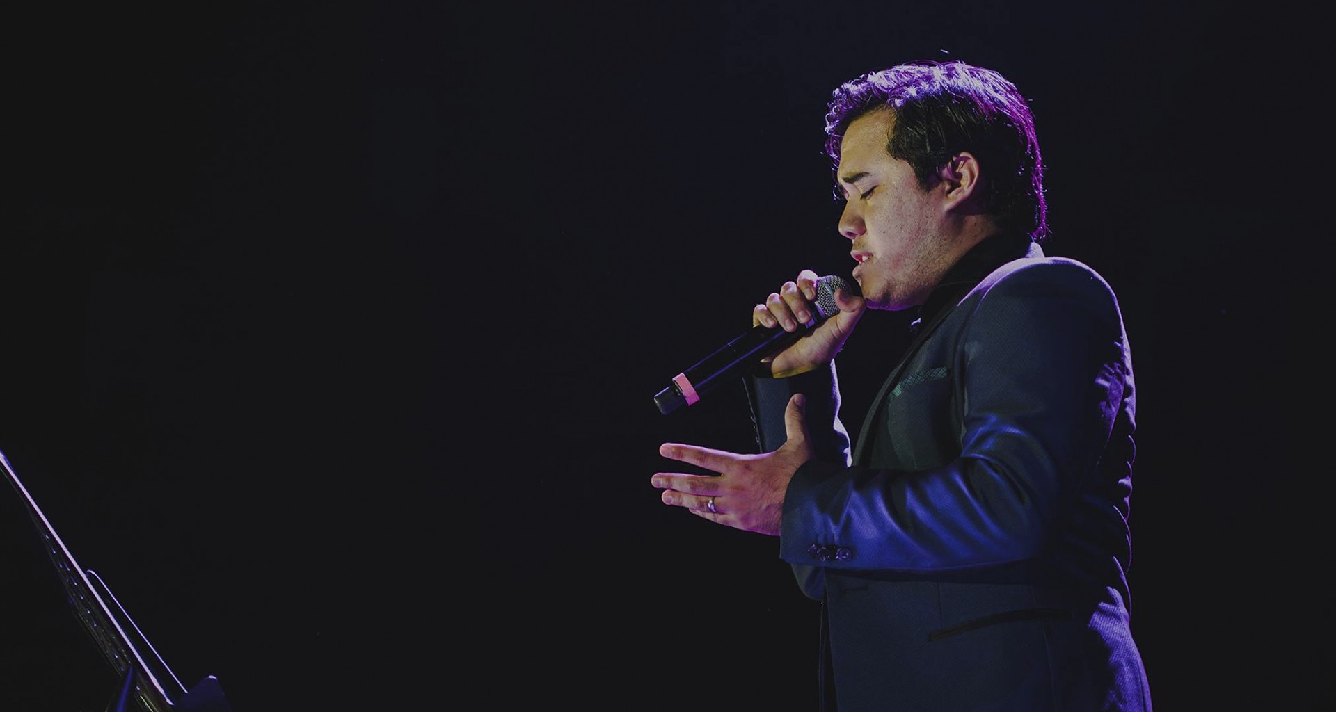 Luis Adrián cantando