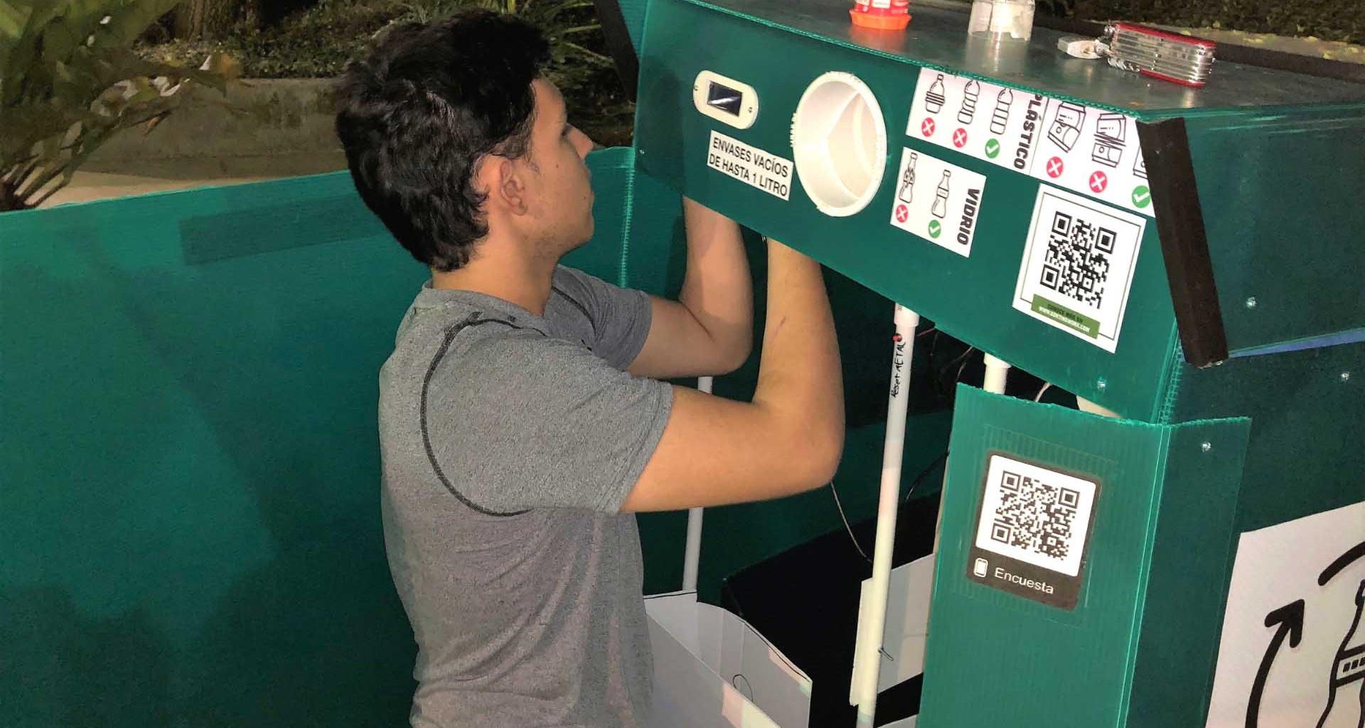 Joven mexicano de PrepaTec diseña contenedor de basura inteligente