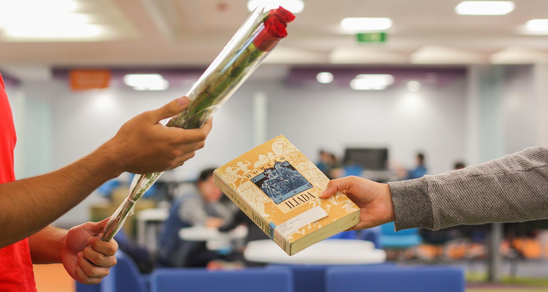 Un chico entregando una rosa y una chica entregando un libro