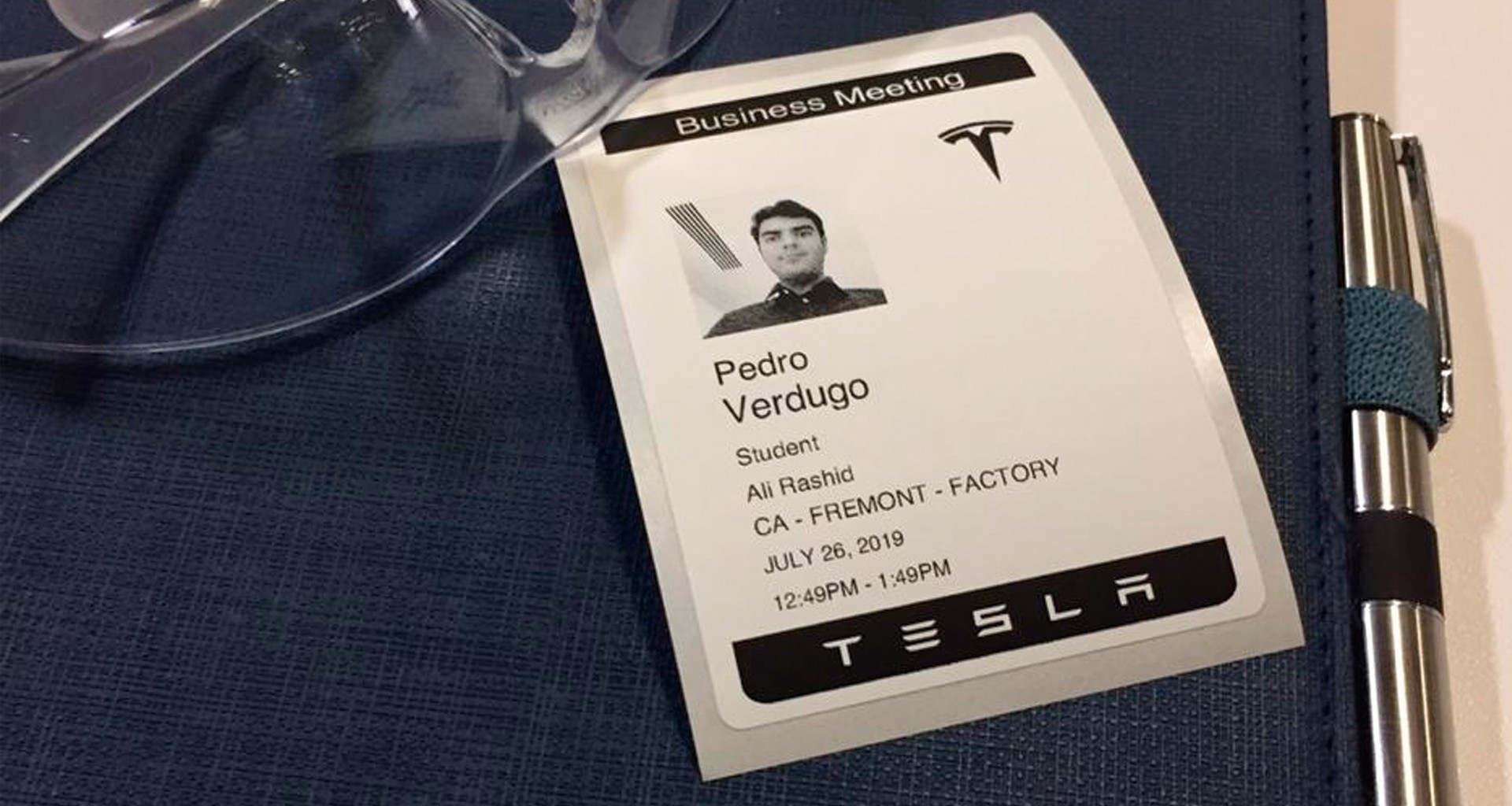 Gafete de Pedro Verdugo durante su visita a Tesla