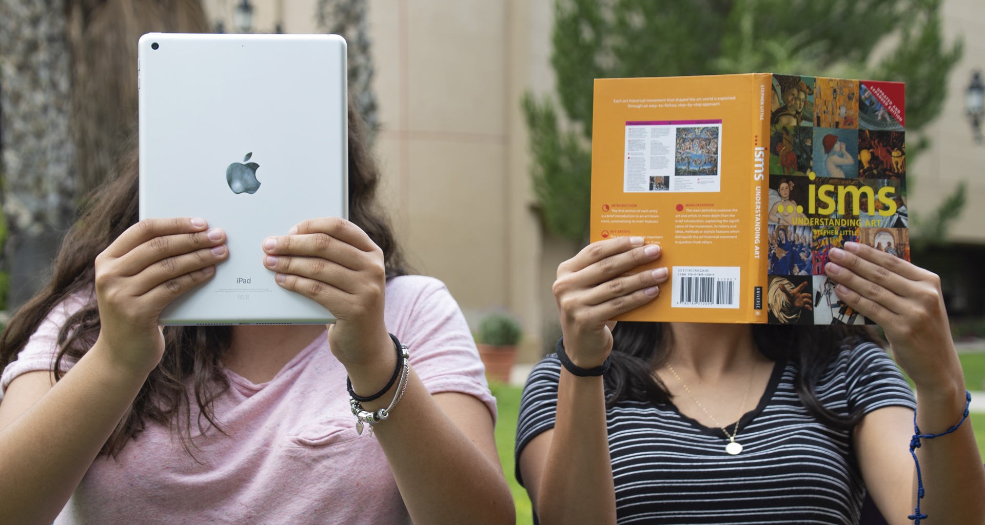 Alumnas con un iPad y un libro