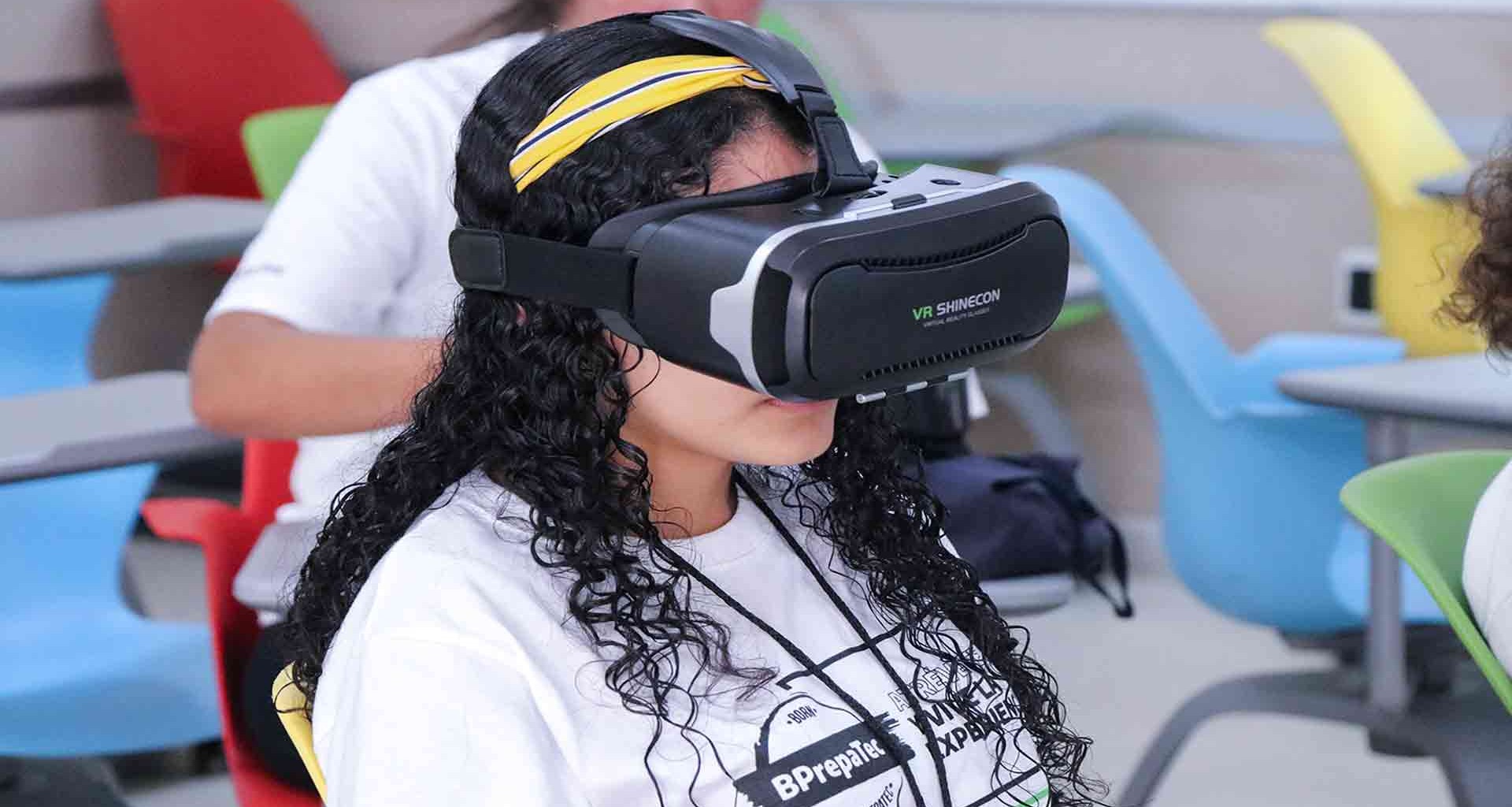 Alumnos utilizando las gafas de realidad virtual en clase. 