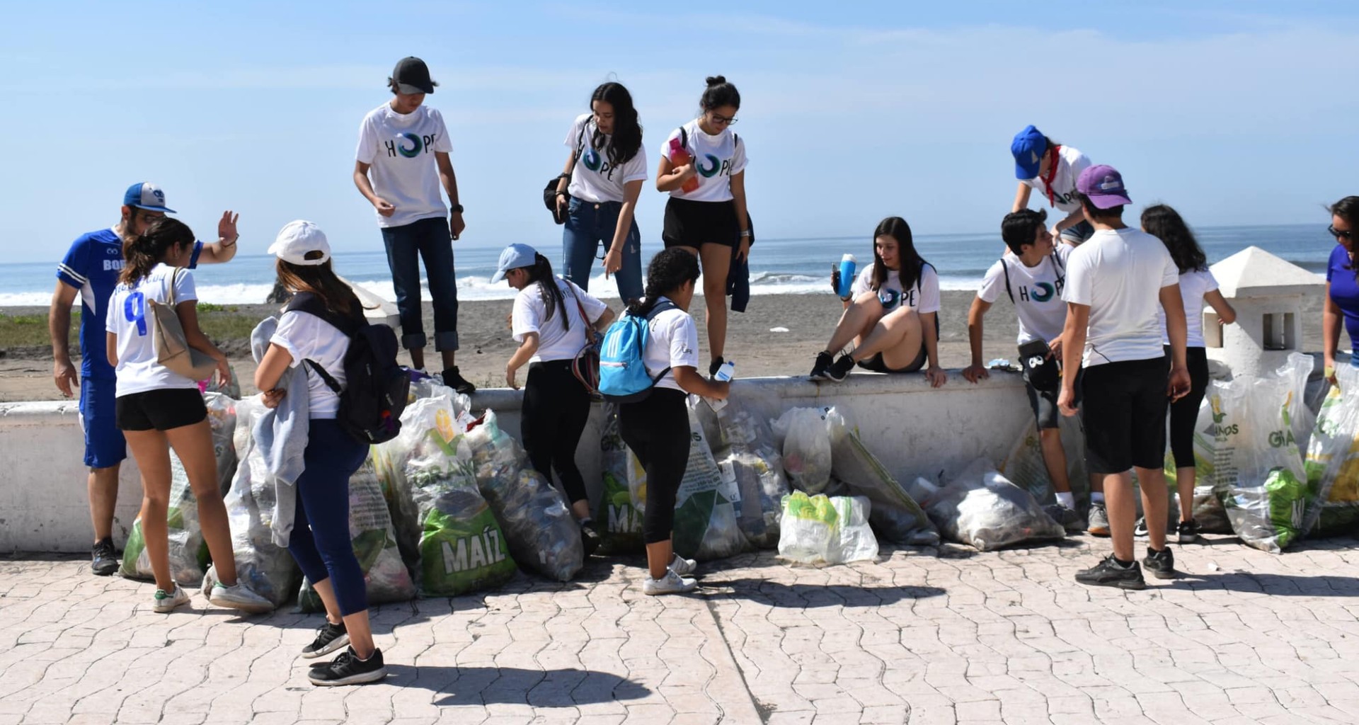 Grupo ecológico de PrepaTec Colima limpia playas de Tecomán