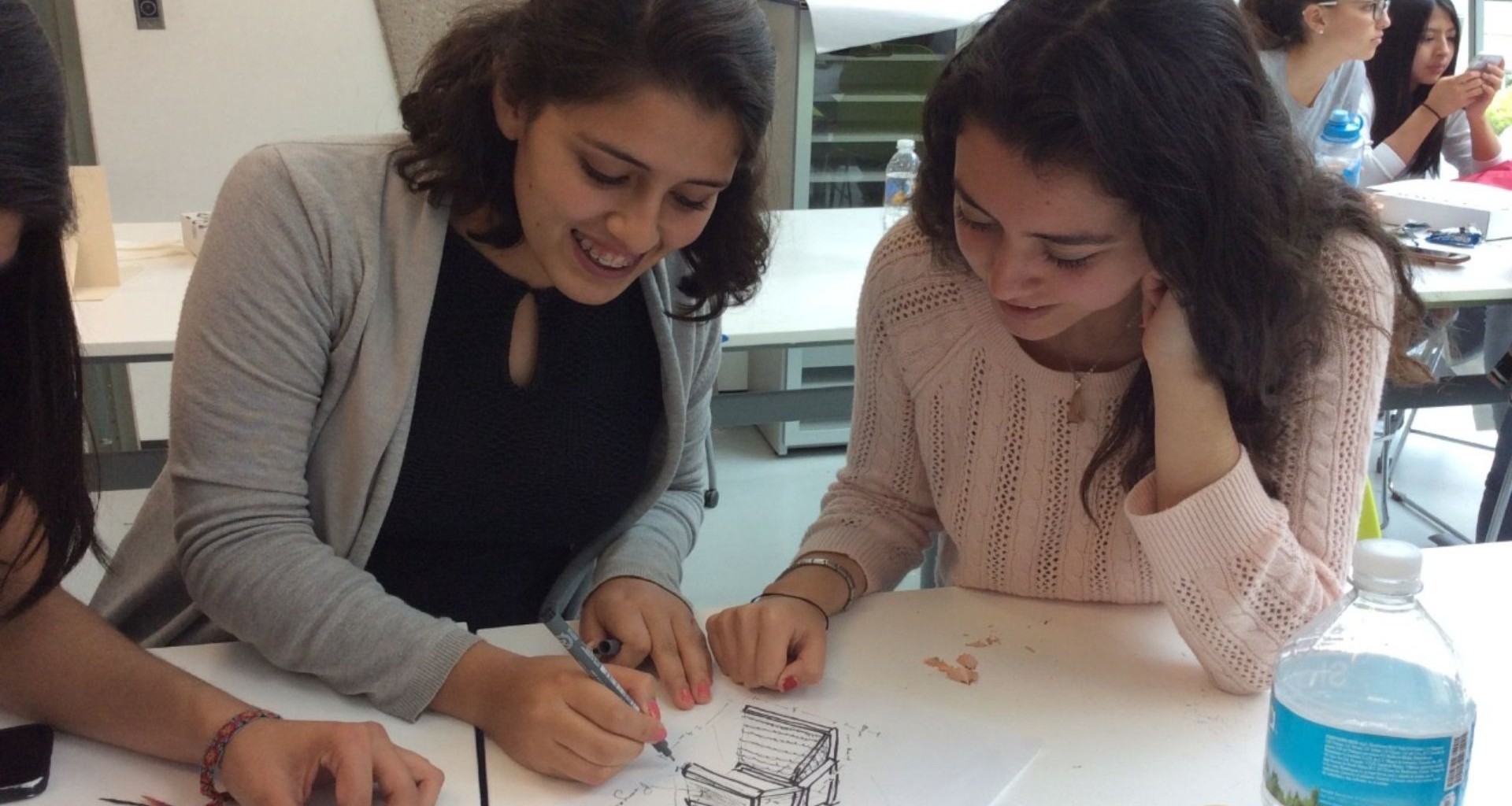 Alumnas de la carrera de arquitectura en San Luis Potosí diseñando un boceto 