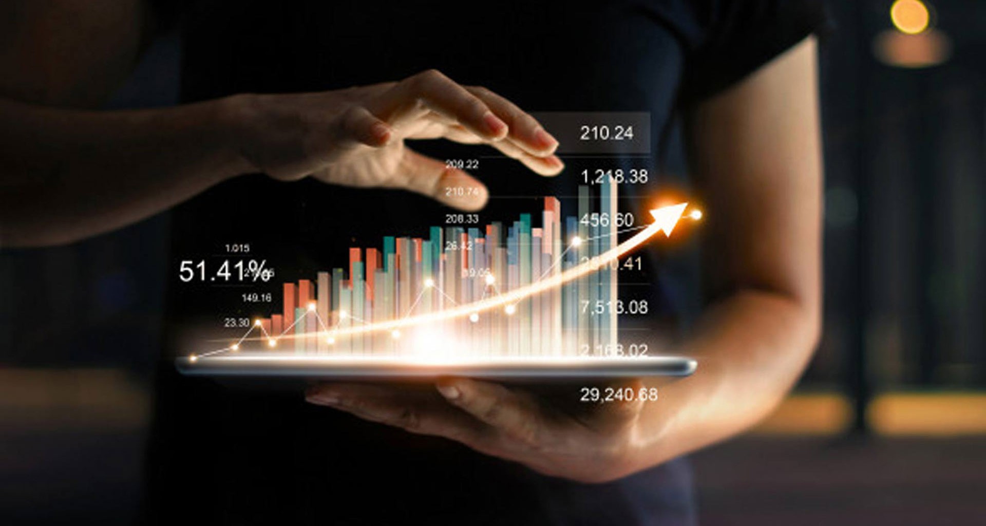 Empresario sosteniendo tableta mostrando holograma virtual creciente con estadísticas 