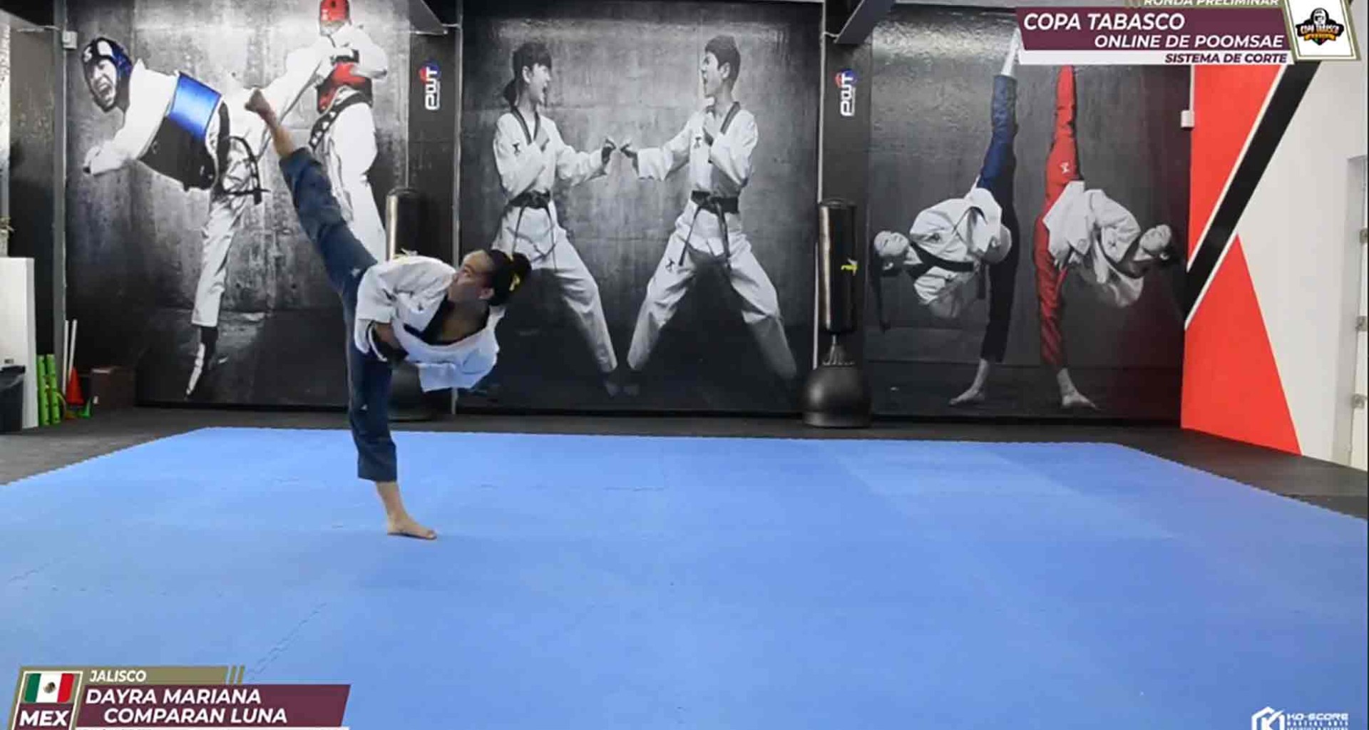 Alumna de Prepa Tec realiza su demostración de formas en taekwondo en la Copa Tabasco 2020.