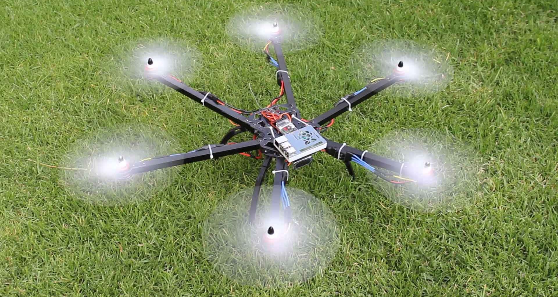 Dron de monitoreo ambiental en prueba de vuelo